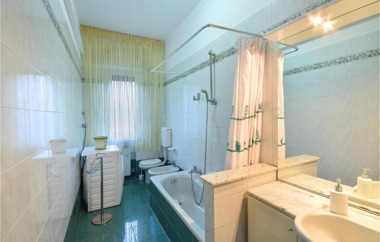 2 Bedroom Awesome Apartment In Genova Esterno foto